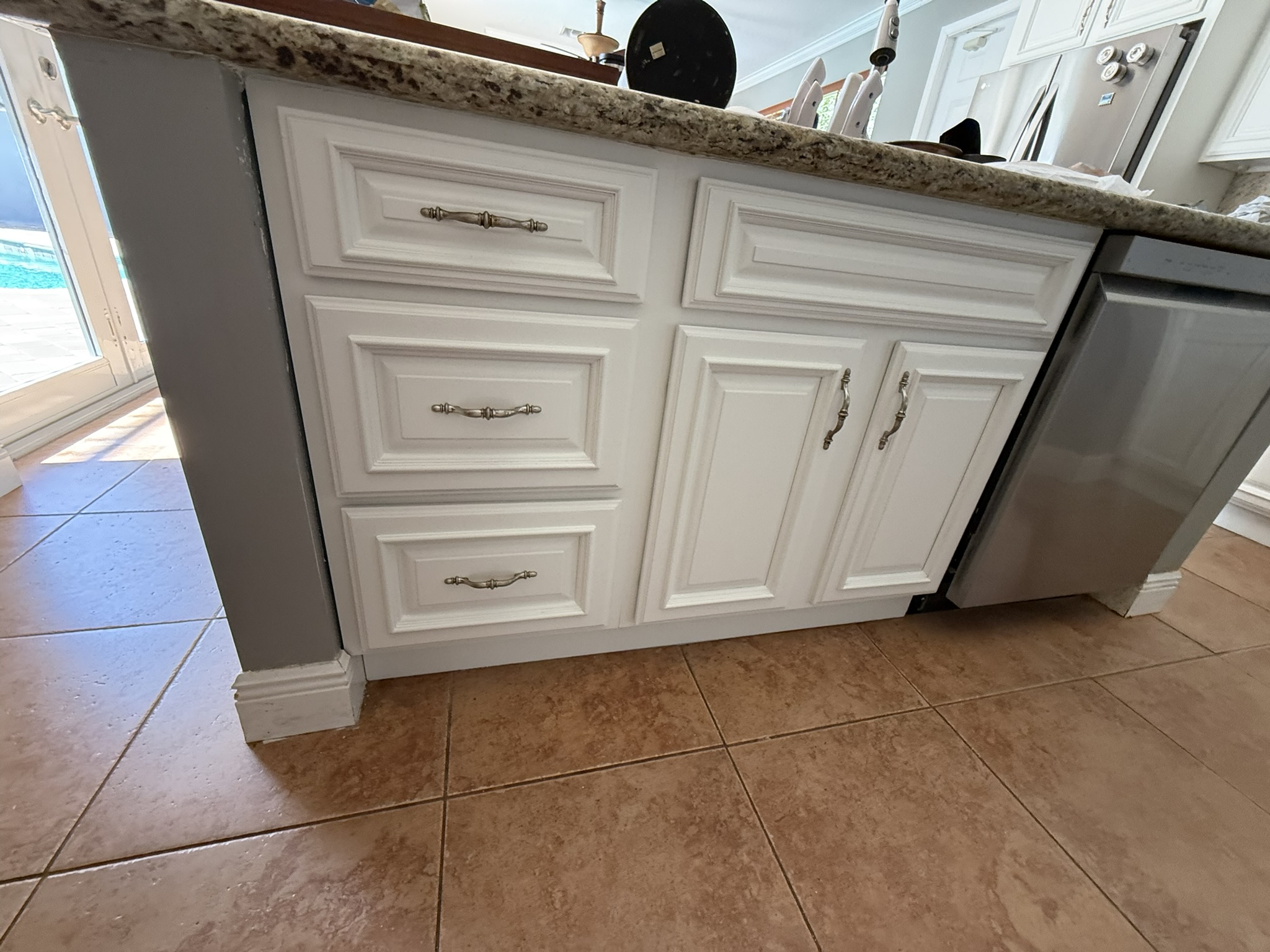 Finished white kitchen cabinets