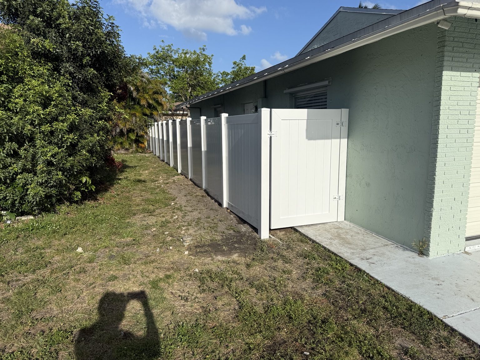 Vinyl fence along side yard